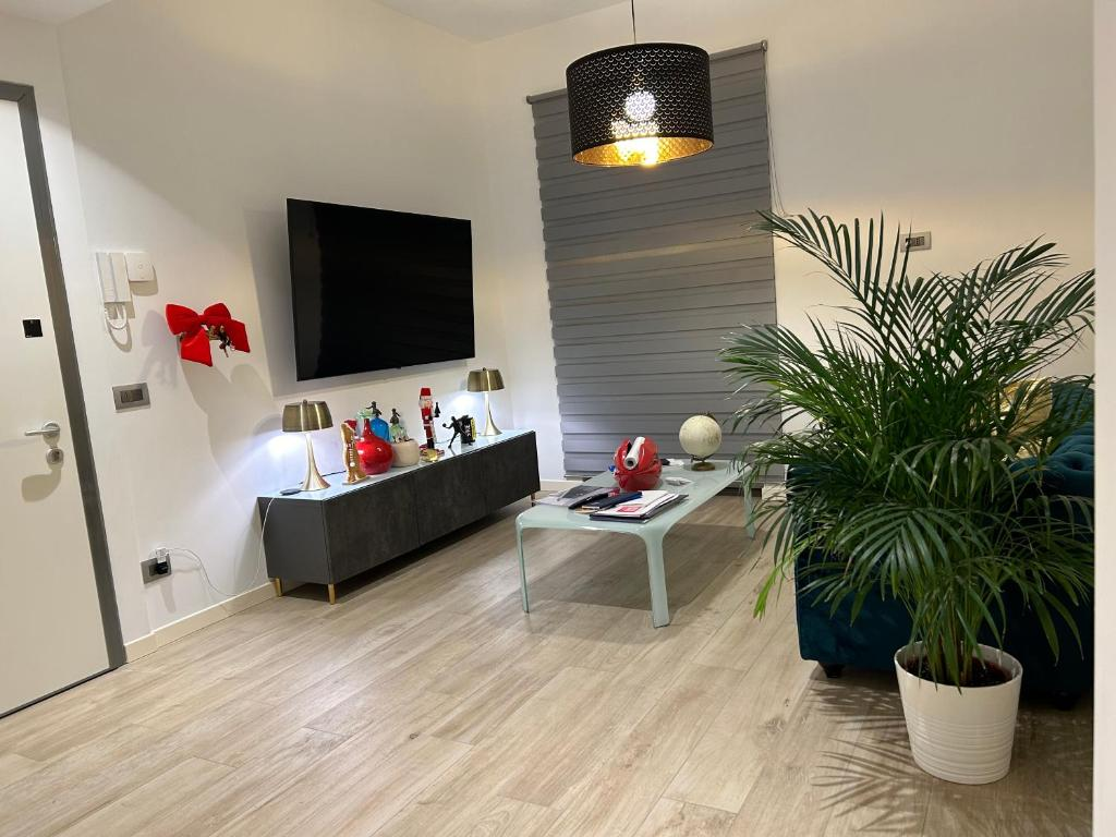 Camera moderna con armadio bianco