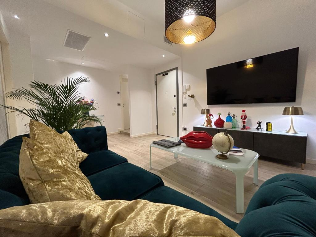 Zona living con TV e divano verde