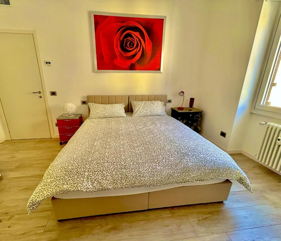 Zona living con divano verde e lampada dorata